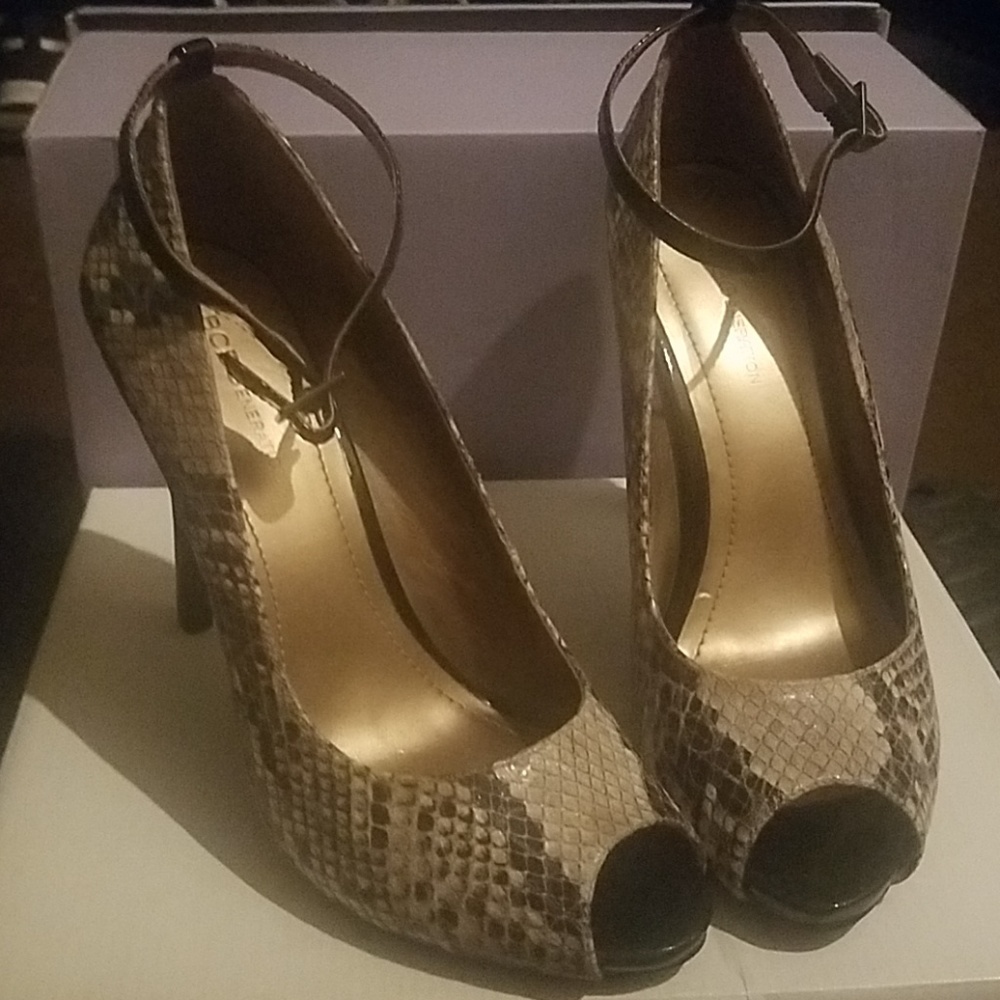 BCBGeneration snakeskin heels sz 7.5 B